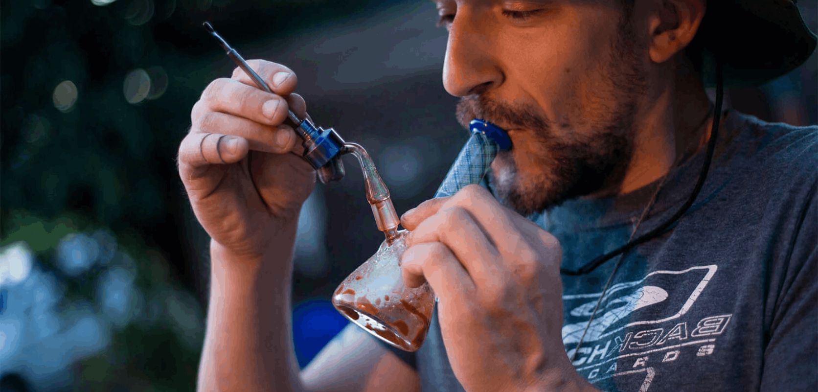 There are several ways to consume shatter weed, but we will focus on the top three methods on how to use shatter: using a shatter rig, vaping shatter THC, and dabbing with a dab pen. 