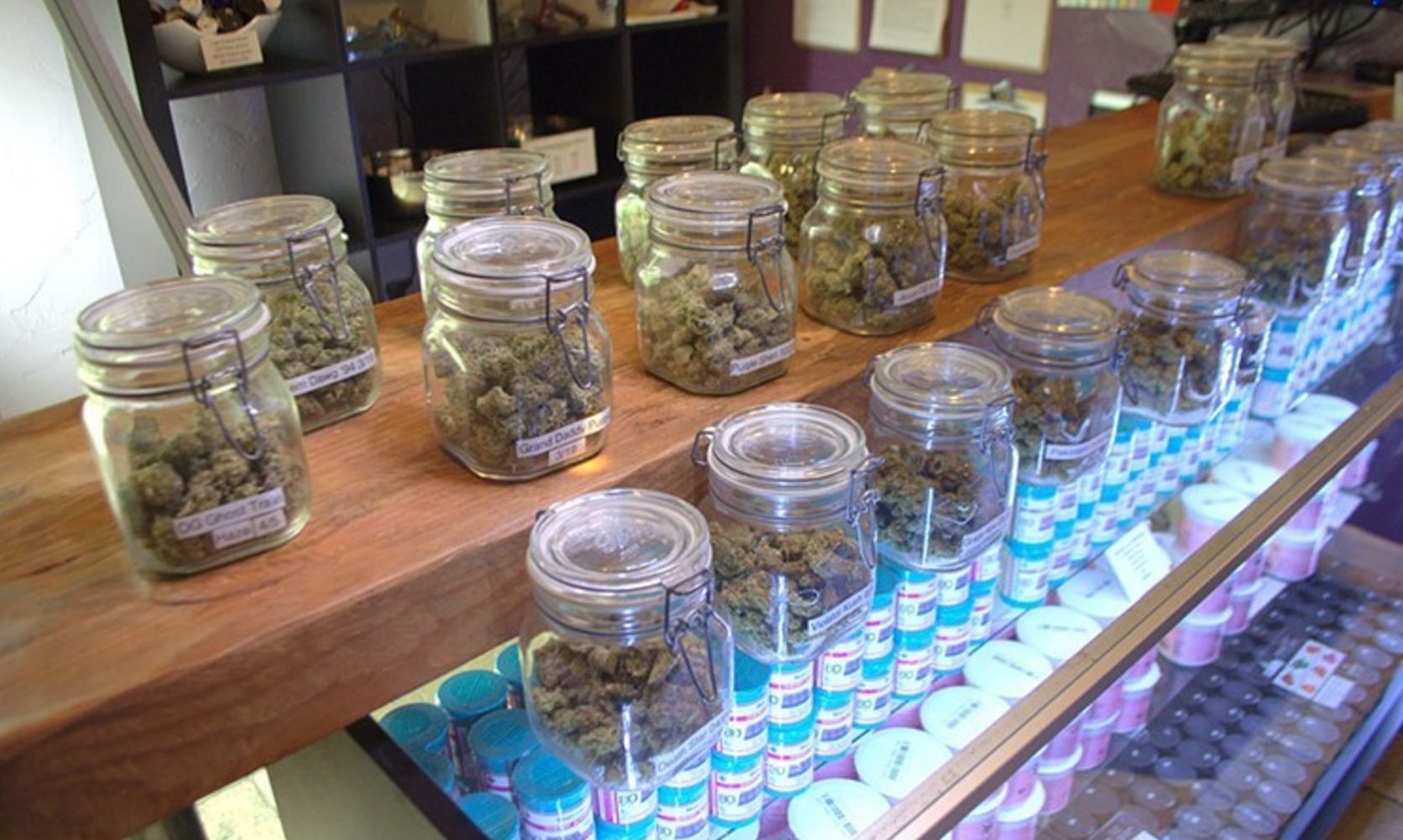 Shopping online and opting for a cannabis dispensary is the best thing ever—no lines, no judgment, just good vibes and even better weed strains.Â