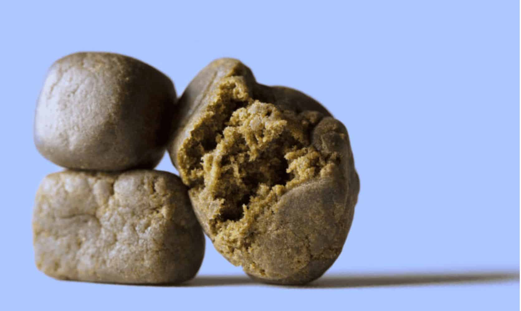 What is the best hash online in Canada? This guide explores how to assess the quality, the benefits of buying hash online & where to buy weed.